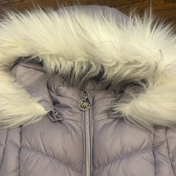 Michael Kors 4T Girls Belted Stadium Puffer Jacket with Faux-Fur Trim - Picture 3 of 7
